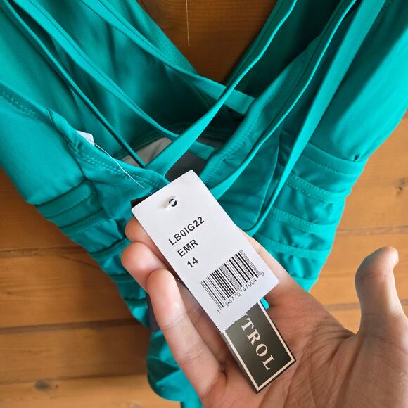 La Blanca Island Goddess Multi Strap Cross Back One Piece Emerald NWT 14 Swim - Picture 5 of 6